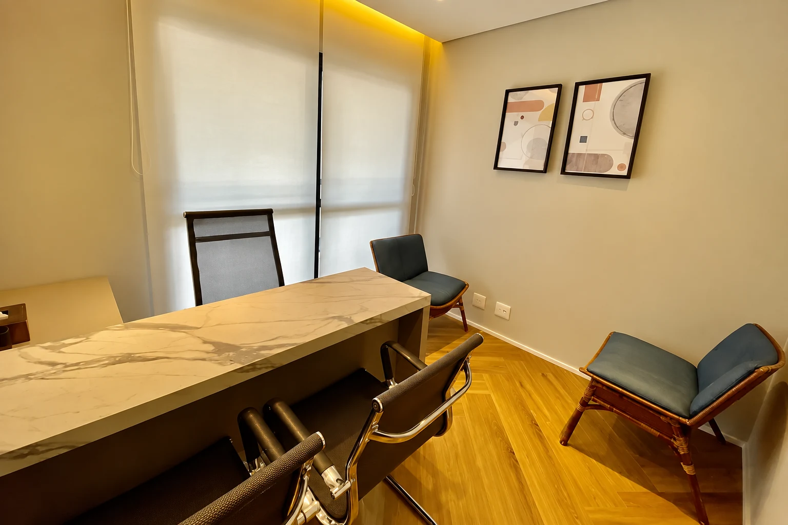 Sala de atendimento do consultório com mesa e cadeiras