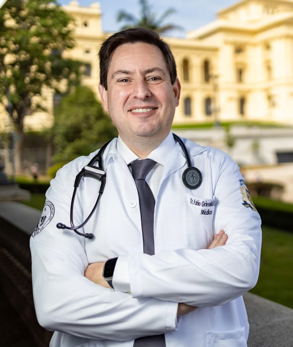 Dr. Fábio Grimaldi Moreira de jaleco e estetoscópio